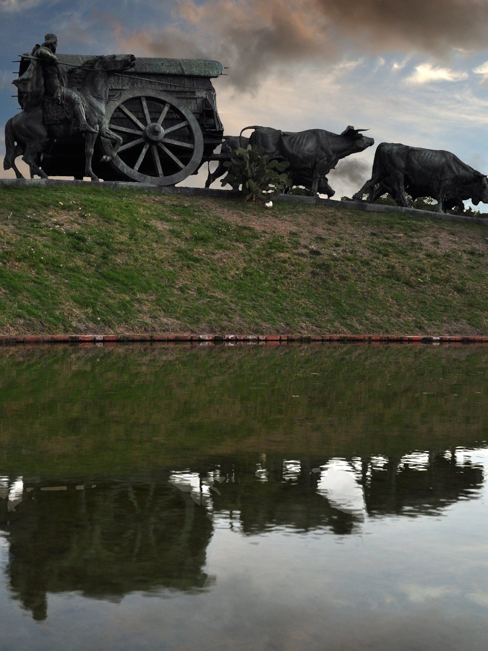 Monumento_a_La_Carreta_-_Montevideo-3